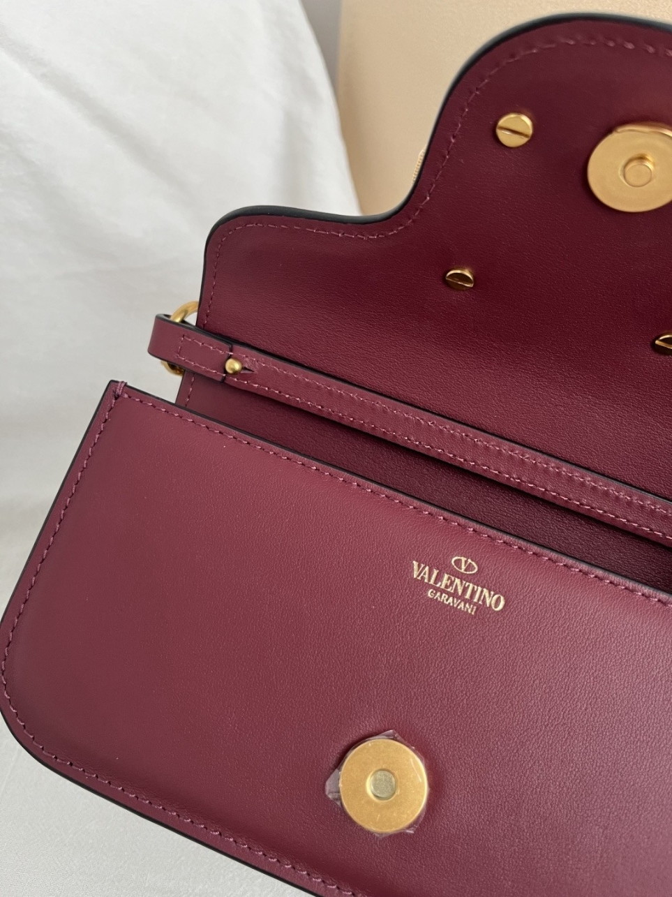 bolsos de lujo mujer Valentino Loco Small Shoulder Bag in Bordeaux Calfskin With Jewel Logo 7 bolsos de lujo mujer Valentino Loco Small Shoulder Bag in Bordeaux Calfskin With Jewel Logo - Image 7