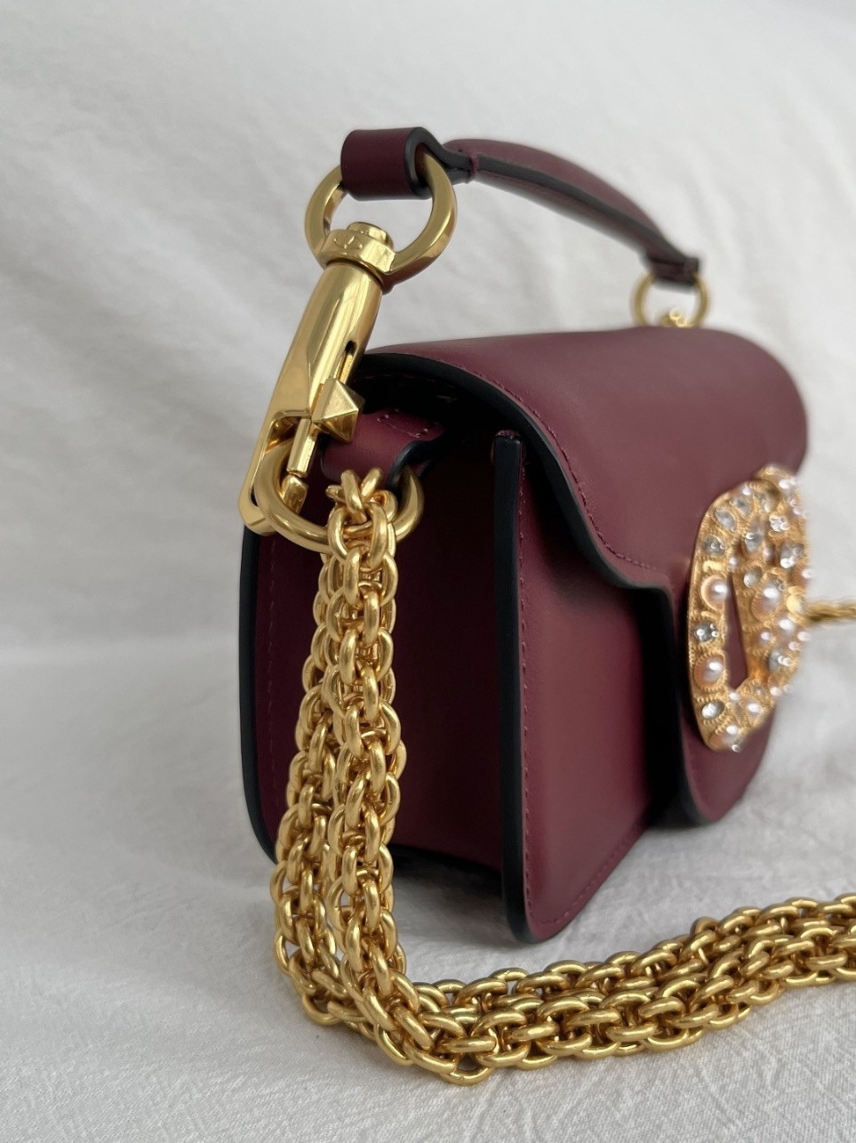 bolsos de lujo mujer Valentino Loco Small Shoulder Bag in Bordeaux Calfskin With Jewel Logo 9 bolsos de lujo mujer Valentino Loco Small Shoulder Bag in Bordeaux Calfskin With Jewel Logo - Image 9